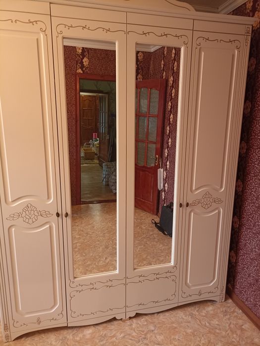 Продаю спальный гарнитур