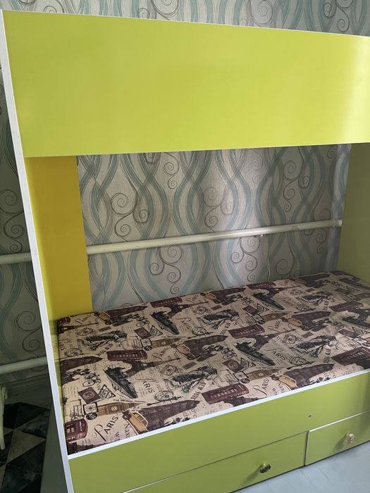 Продам 2-х яросную кровать б/у