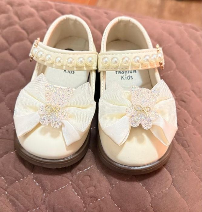 Продам туфли на девочку новые