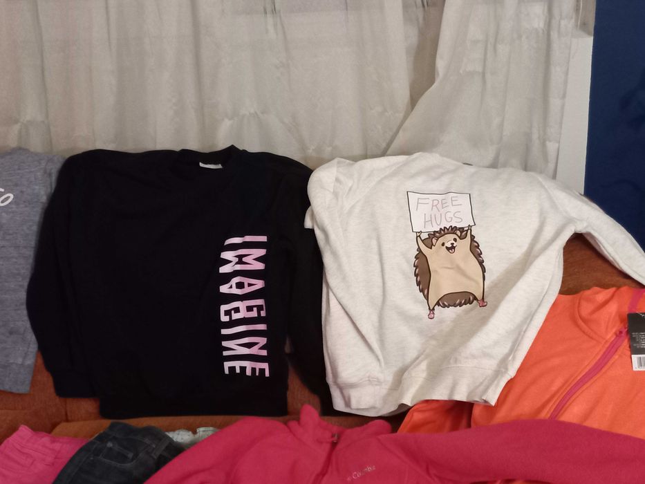 Продавам дрехи момиче