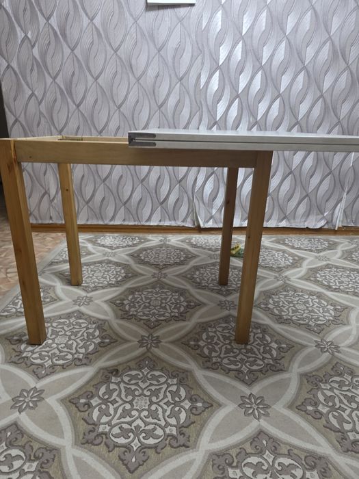 Стол обеденный..