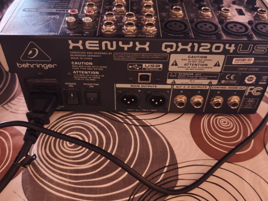 Аналогов миксер Behringer Xenyx QX1204USB