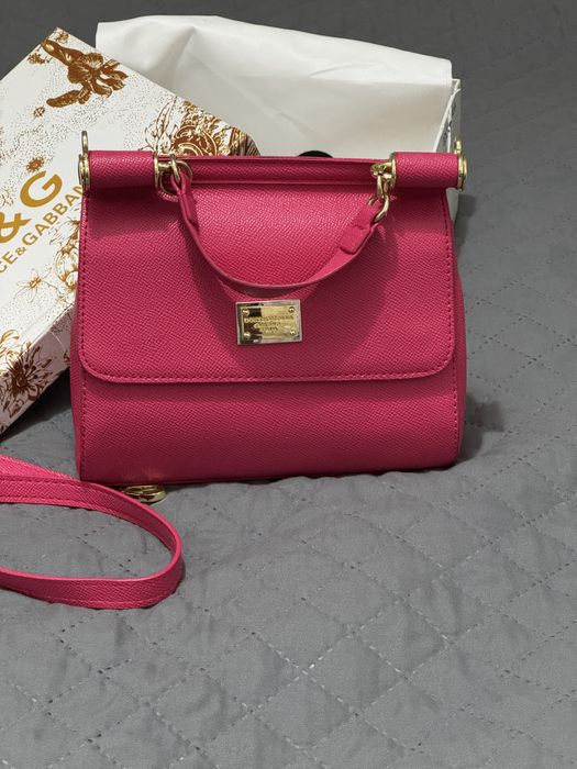 ярко розовая сумочка