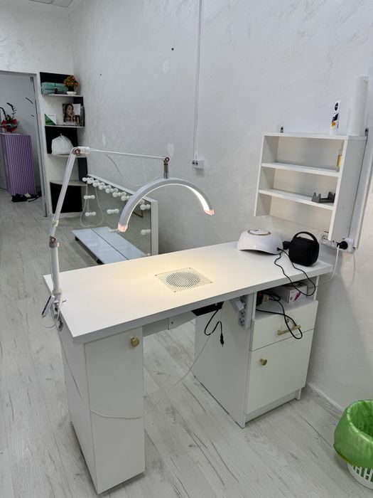 Продаю маникюрный стол