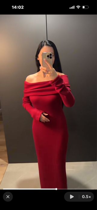 Красное платье с открытыми плечами