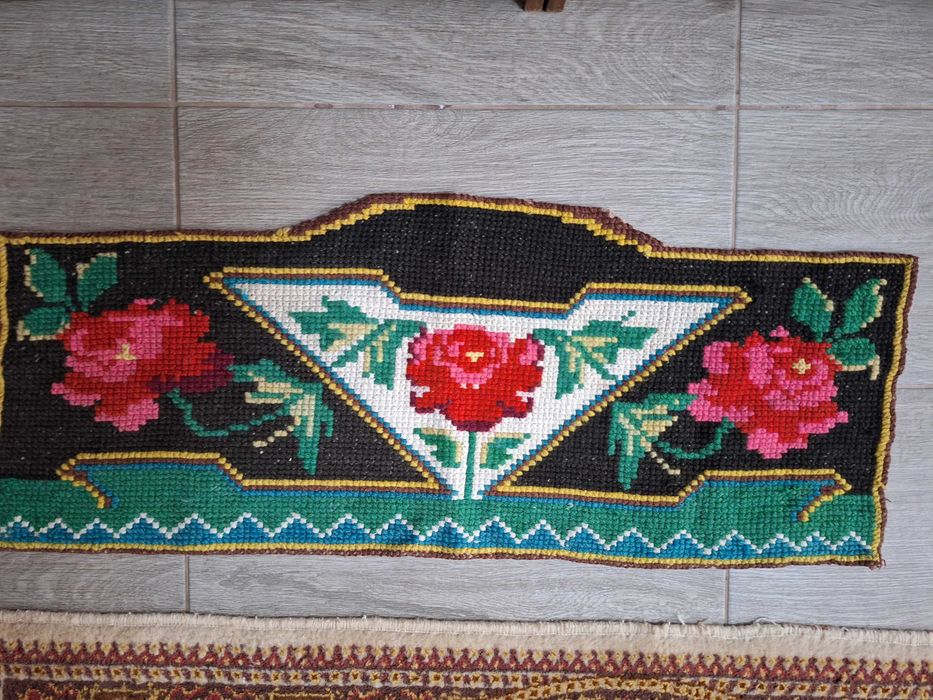 Tapiserie veche, cusută manual, cu motive florale stilizat 100x40cm