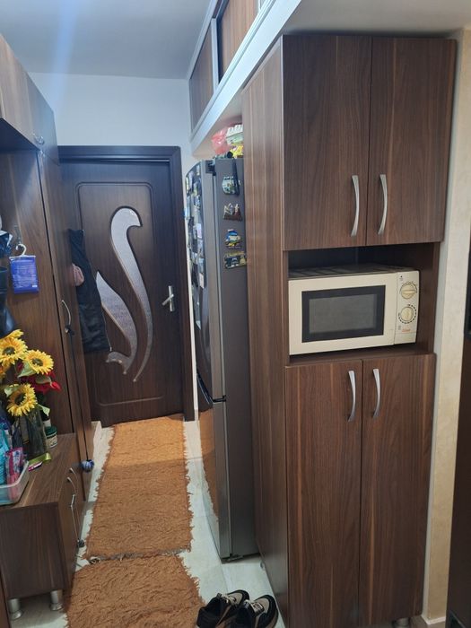 Vand apartament semi-decomandat