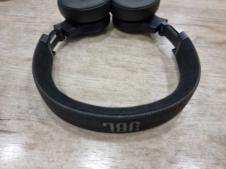 Безжични слушалки JBL LIVE 670NC