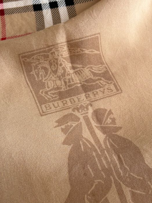 Burberry оригинален нежен копринен шал