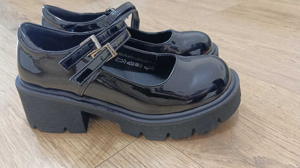 Лачени дамски обувки