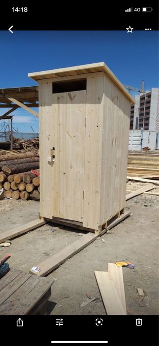 Туалет уличний деревянный