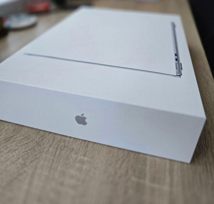 Лаптоп APPLE MacBook Air 13.6" (2025)Макбук.НОВ! НЕРАЗОПАКОВАН!