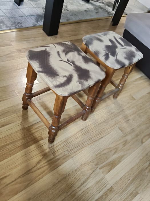 Табуретка от масивно дърво