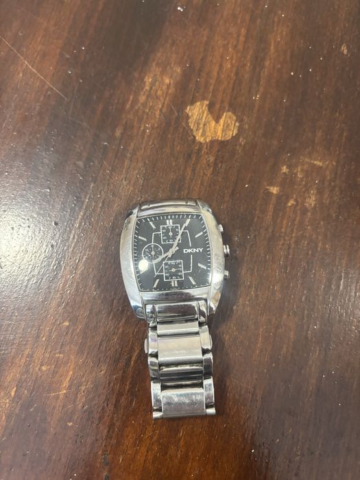 Продавам мъжки часовник dkny