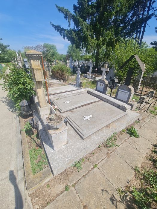Loc de veci 6mp construcție cavou cu doua locuri și patru cripte în cimitirul cernica în curtea manastiri