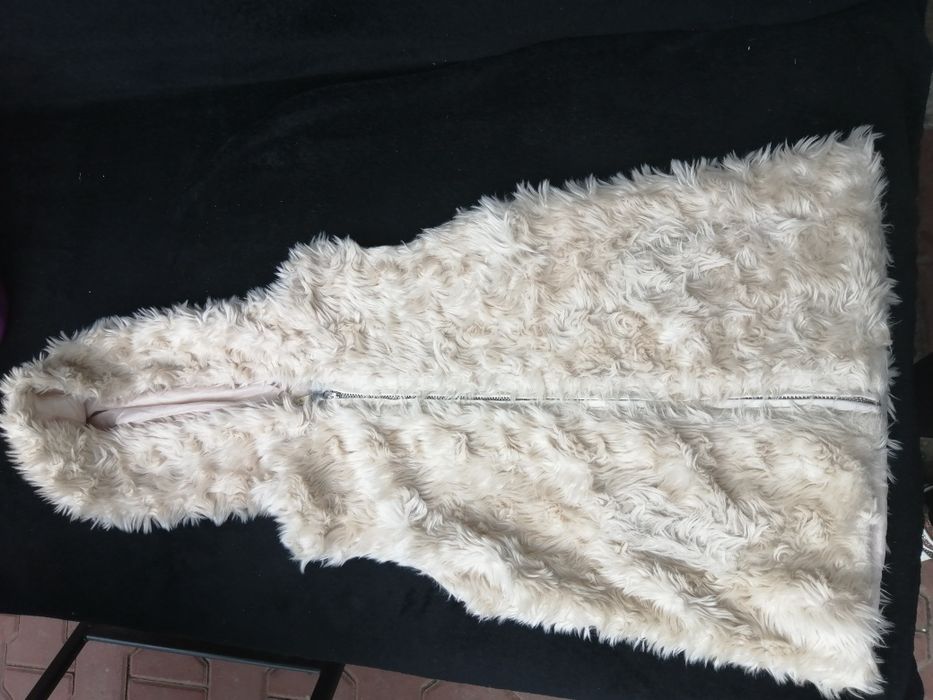 Vand vesta Bershika din blana cu glugă