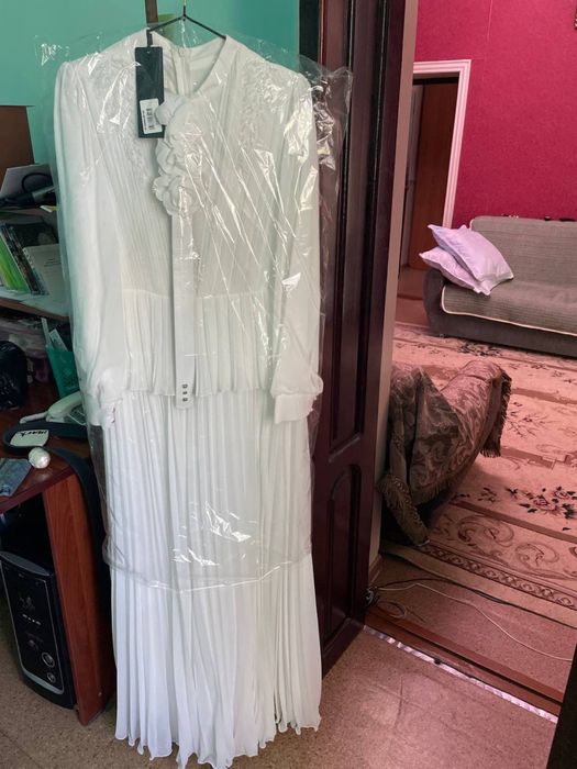 Белое женское платье