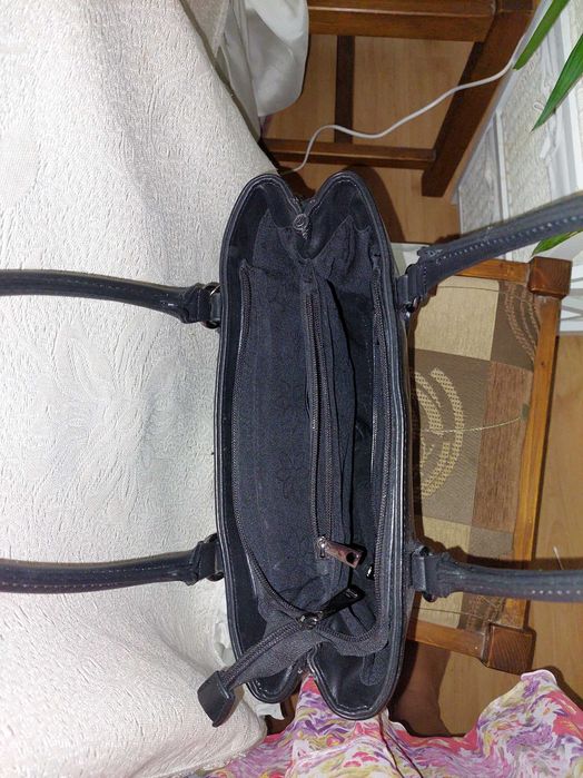 Черна дамска чанта с дълги дръжки с кафяв пискюл и черно пухено топче