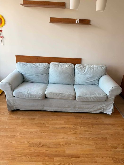 Продавам удобен триместен диван в светлосив цвят