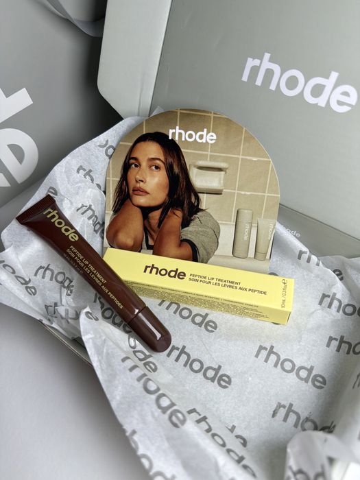 rhode Caramelized Banana Lip Gloss гланц балсам за устни Peptide Treatment карамелизиран банан от Hailey x Justin Bieber колекция