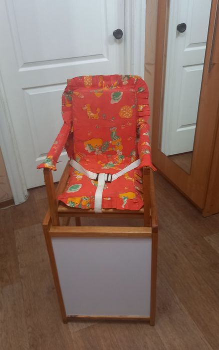 Детский стол и стульчик.
