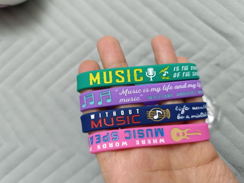 Красивые силиконовые браслеты