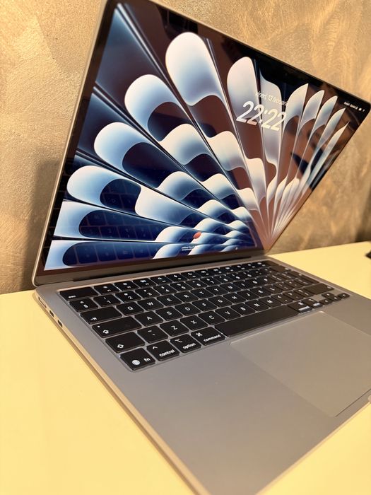 MacBook Air M4 + clablu USB C la display port și Hub cu multe porturi