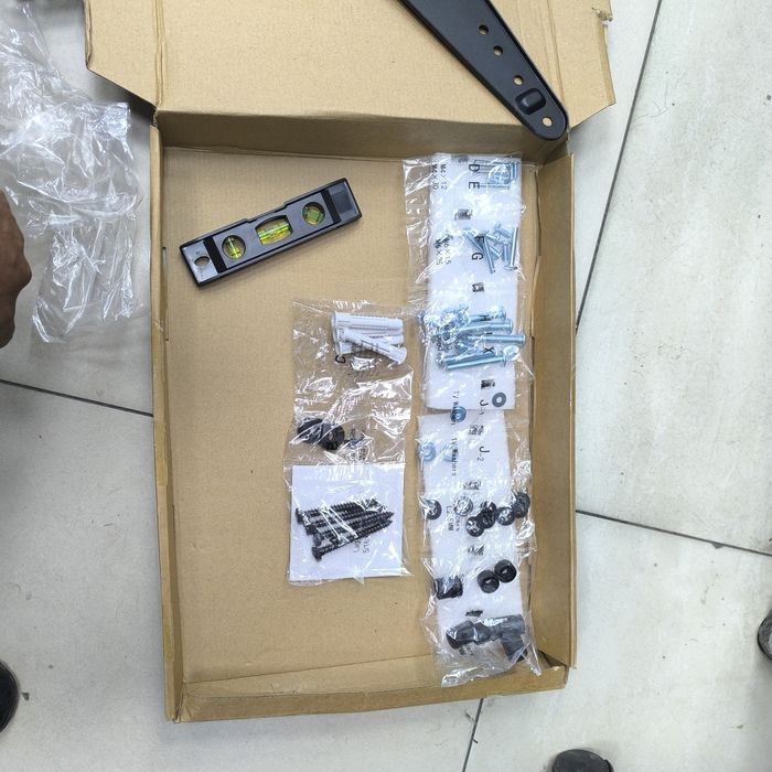 Угловой кронштейн для телевизора 80см длину   от32_до60