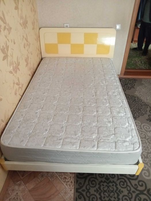 Продам кровать с матрасем в отличном состоянии