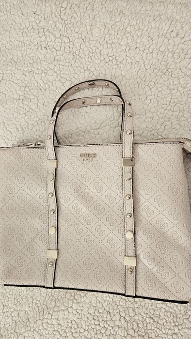 Дамска чанта на марката GUESS