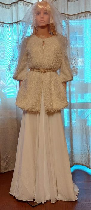 Нежна и ефирна булченска рокля и елегантно тънко палтенце с колан