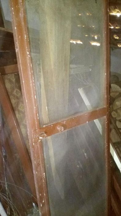 Стари прозорци със стъкла, черчевета и врати.