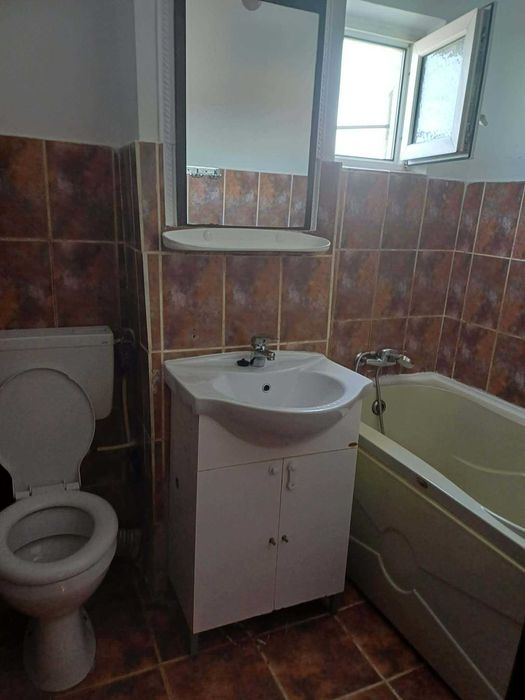 Închiriez apartament