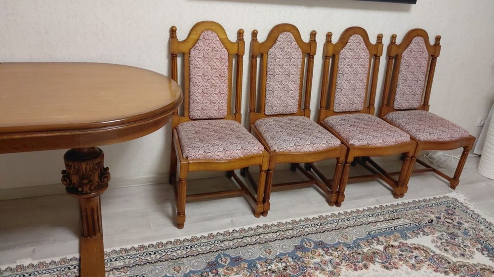 Продам стол дубовый со стульями