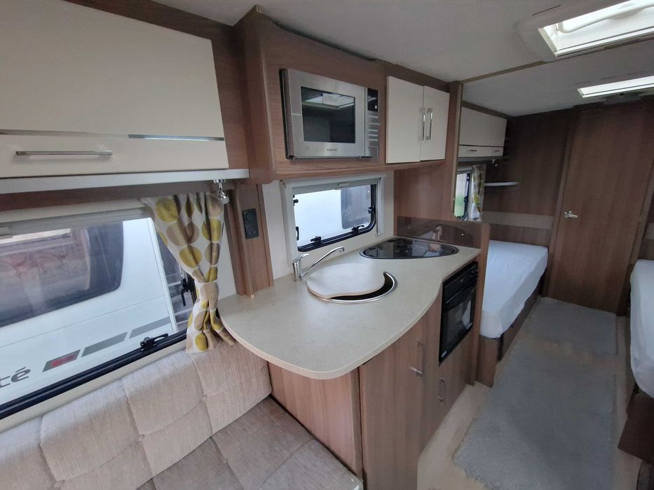 Rulota Venus 550 2016 | 4 locuri | 2 Zone| Paturi separate | Mover | Cort mare |