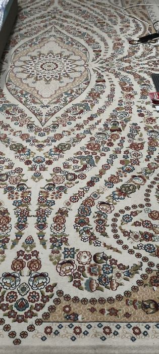 Диван,две спальные кровати,ковры,шторы.