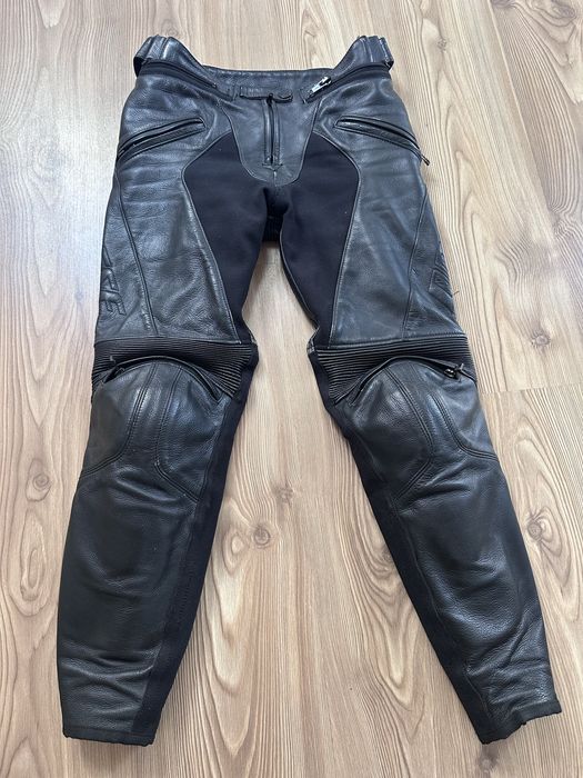 Set echipament moto: pantaloni Dainese și cască HJC i91
