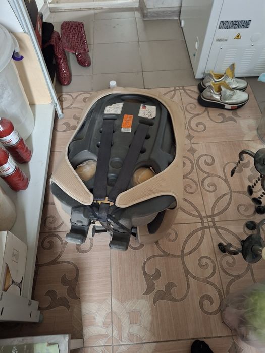 Сиденье для ребёнка, на машине.
