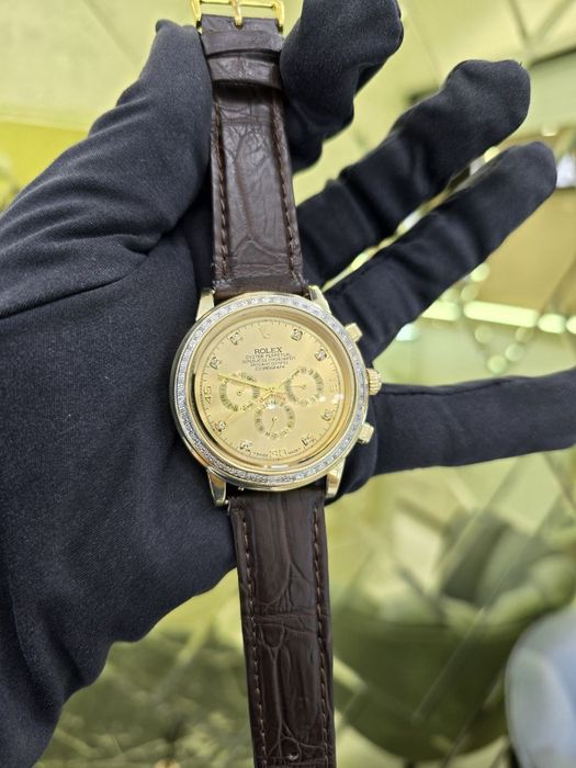 Золотые часы ролексы с большим диаметром в 45мм и бриллиантами в 1кр.