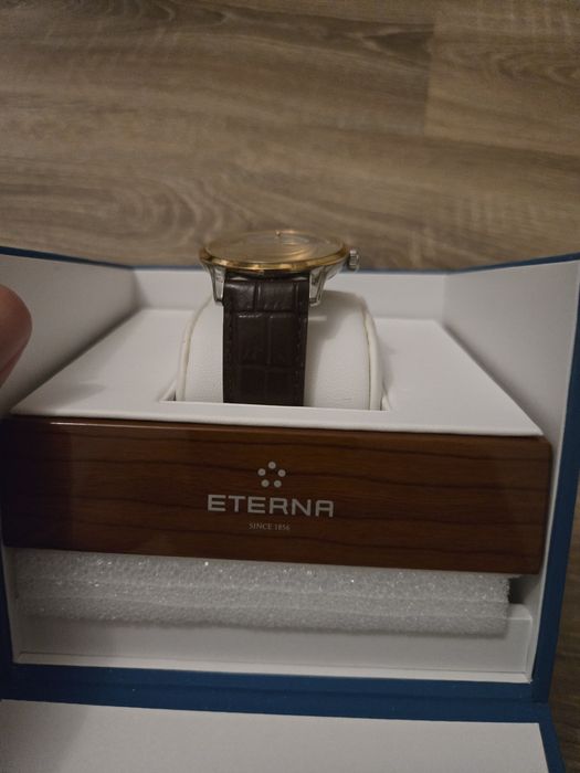 Часовник Eterna Artena