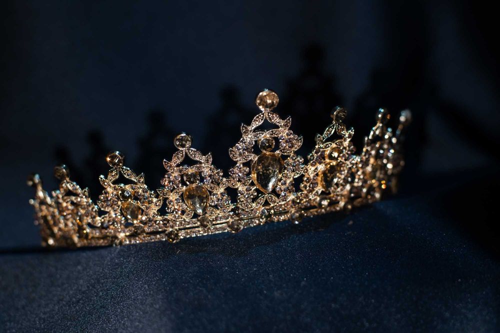 Диадема золотистого цвета с желтыми кристаллами. Доставка включена