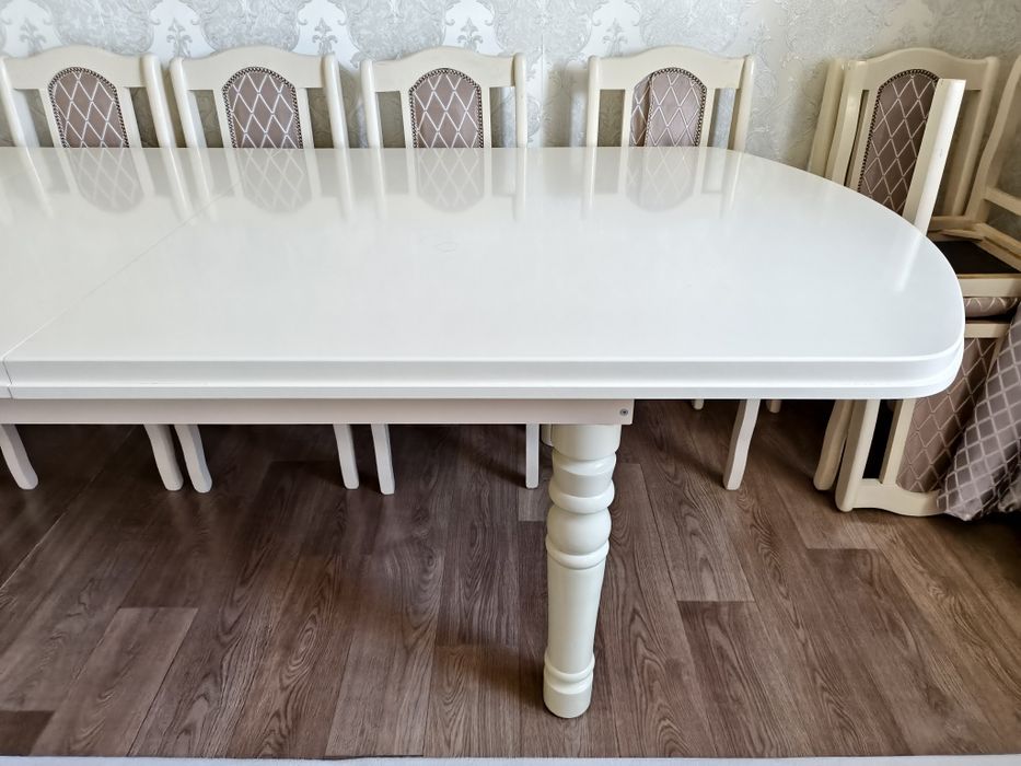 Гостинный стол со стульями