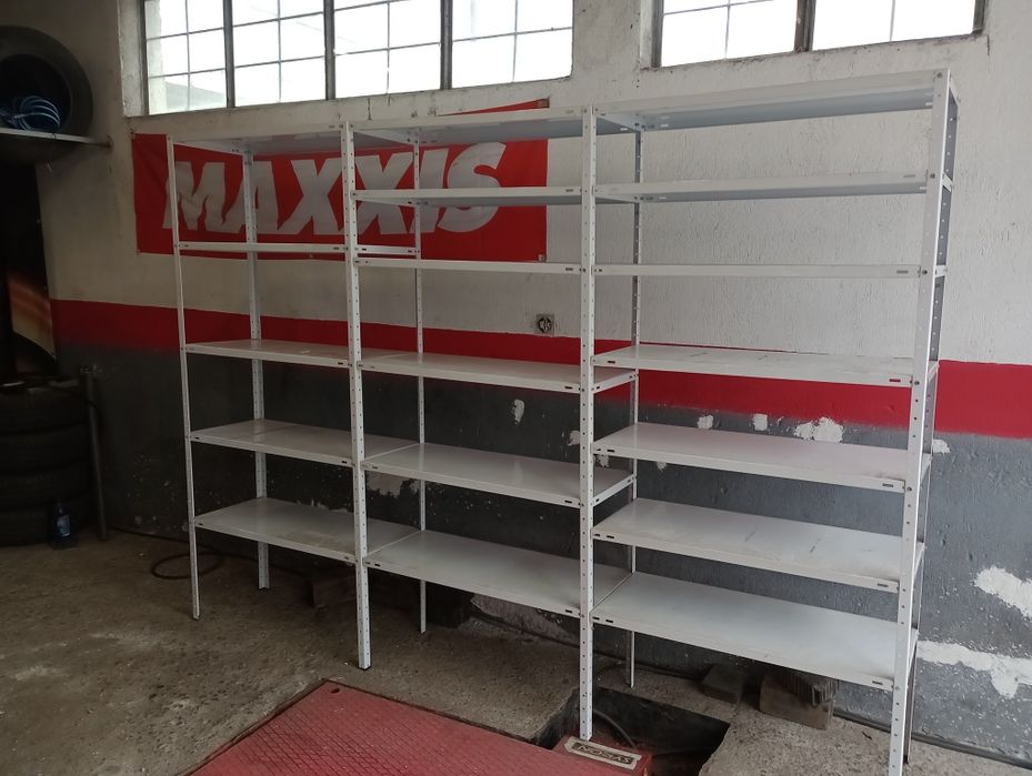 Метални стелажи с по 6 рафта
