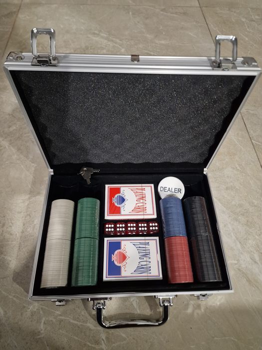 Set poker la cutie NOU