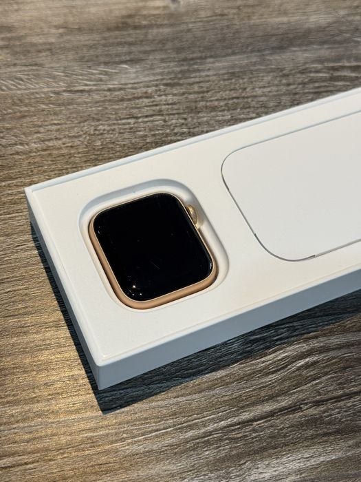 Apple Watch Series SE 40mm Gold Aluminium  A2351