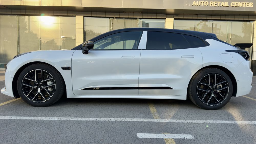 Zeekr 001  4wd 730km 2,8sek 103kwh 280km/h