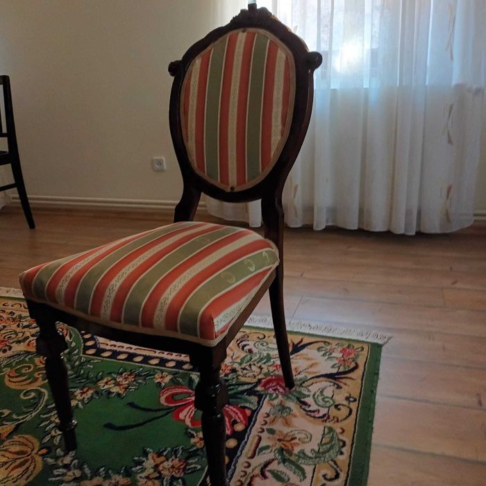 Scaun tapitat, 100 ani vechime