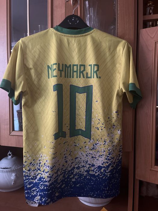 Tricou custom cu Neymar echipa Braziliei.Este într-o stare foarte buna.Marimea S