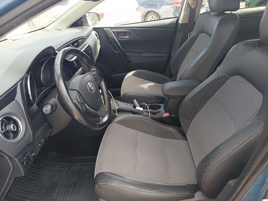 Vând Toyota Auris Hybrid an fab 2016 primă înmatriculare în 2017  109 000 km unic proprietar