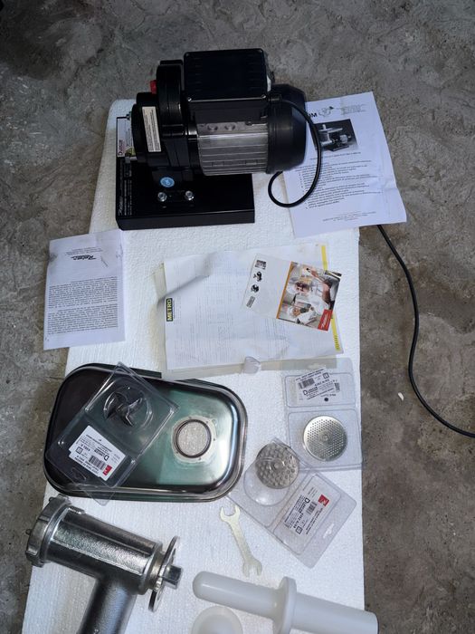 Vand set 4 masini tocat carne carnati 1999 lei noi iasi sau la bucata